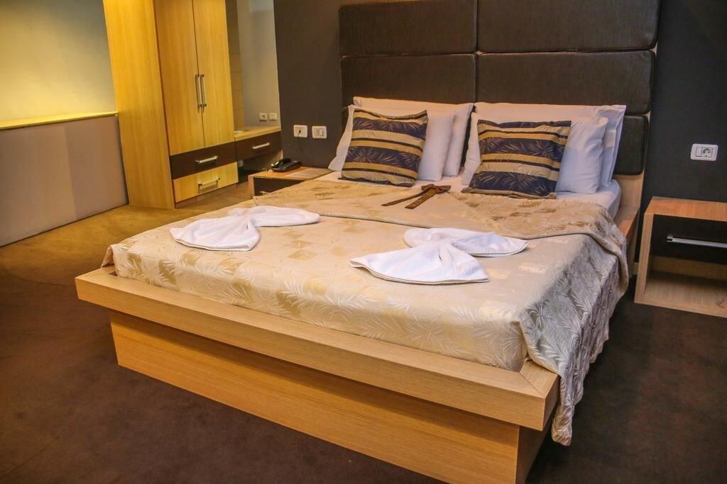 Hotel Vila Aeroport Rinas Dış mekan fotoğraf