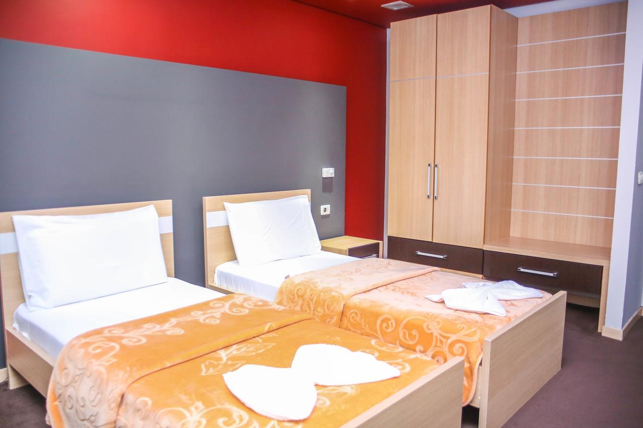 Hotel Vila Aeroport Rinas Dış mekan fotoğraf