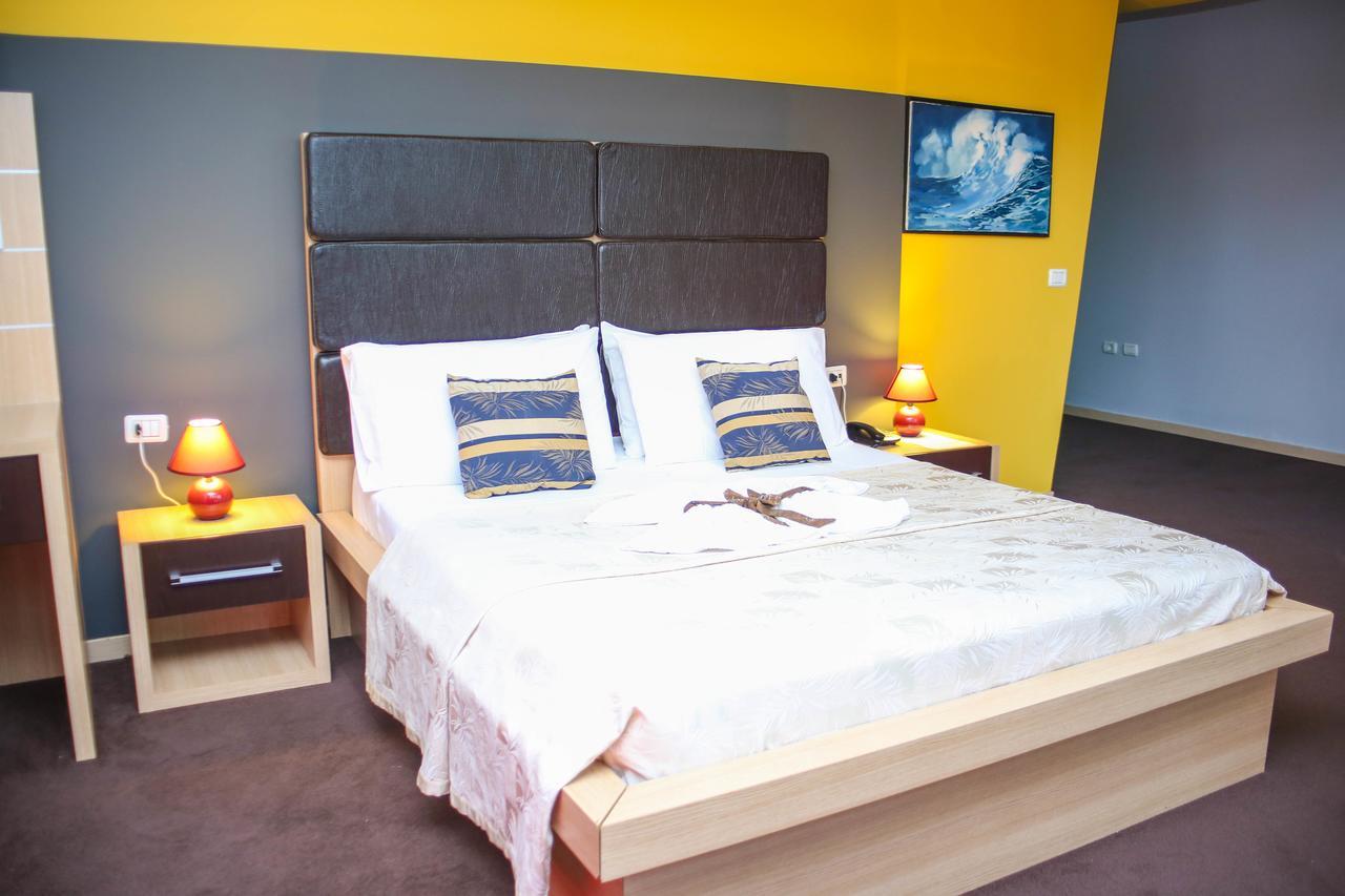 Hotel Vila Aeroport Rinas Dış mekan fotoğraf