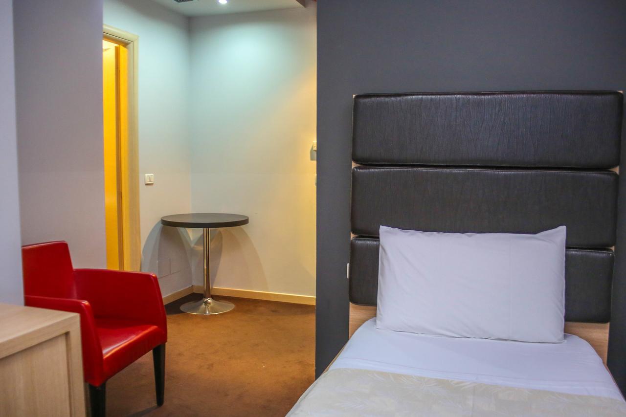 Hotel Vila Aeroport Rinas Dış mekan fotoğraf