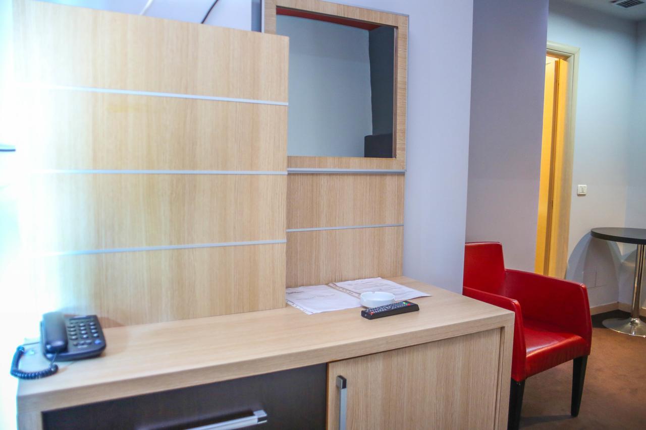 Hotel Vila Aeroport Rinas Dış mekan fotoğraf