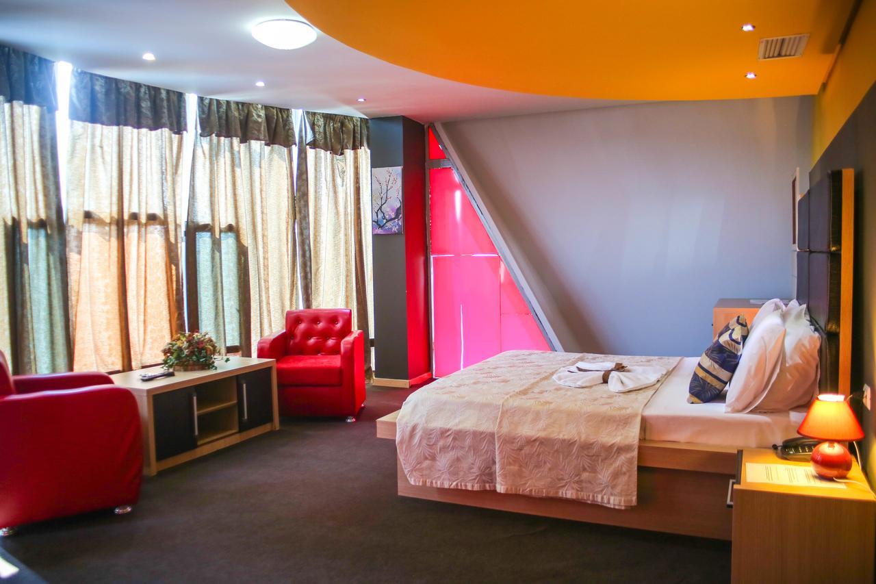 Hotel Vila Aeroport Rinas Dış mekan fotoğraf