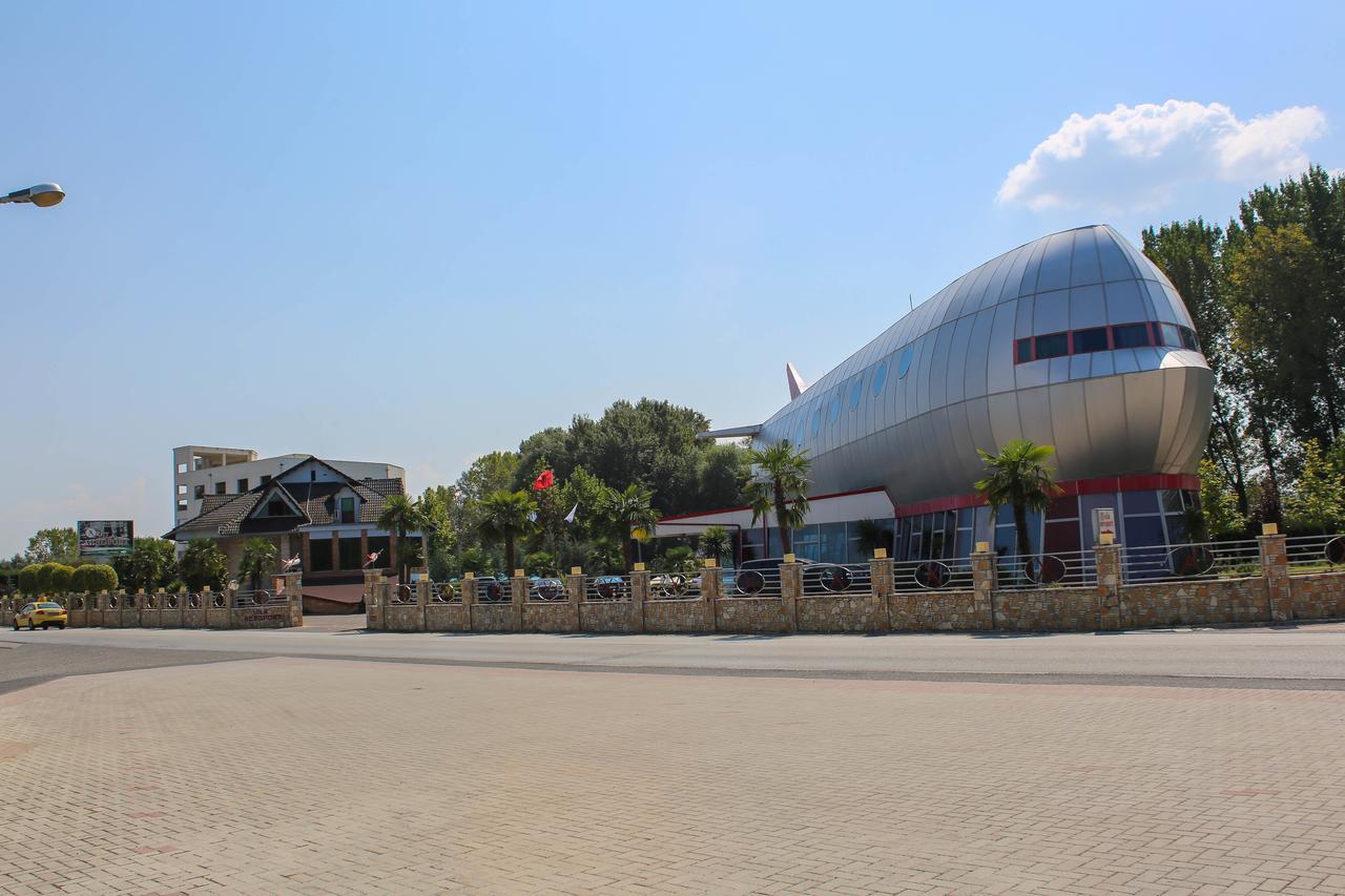 Hotel Vila Aeroport Rinas Dış mekan fotoğraf