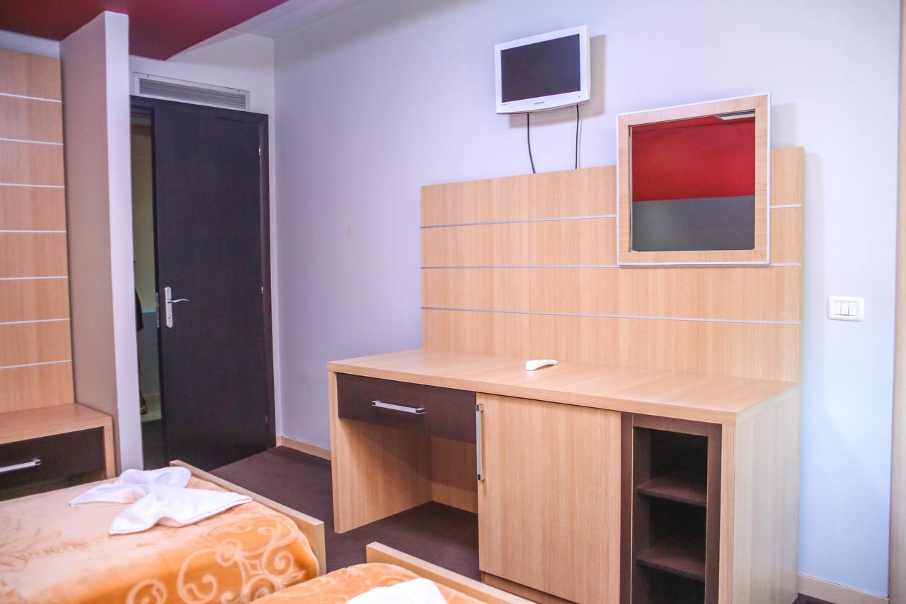 Hotel Vila Aeroport Rinas Dış mekan fotoğraf